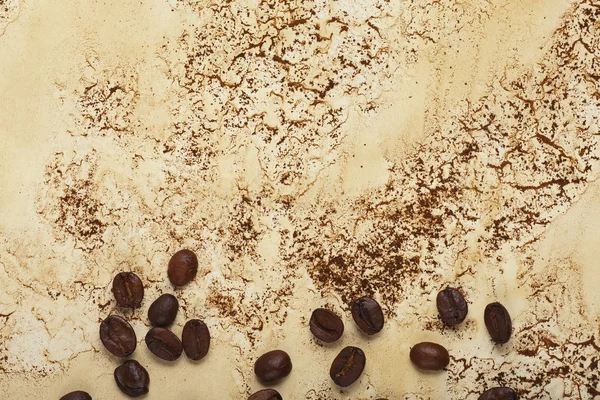 Grains de café sur fond abstrait avec des stries et des taches — Photo