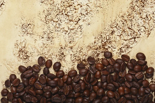 Grãos de café em fundo abstrato com listras e manchas — Fotografia de Stock