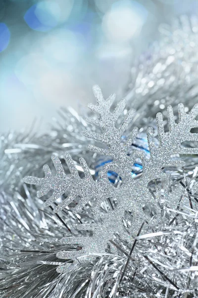 Decoraciones navideñas. Copo de nieve de Año Nuevo en oropel y lentejuelas —  Fotos de Stock