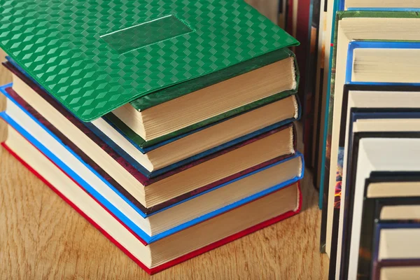 堆栈和大量的书籍在木头的表面上. — 图库照片