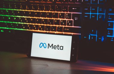 Saraybosna, Bosna-Hersek - 11,03.2021: Meta logosu ve Facebook 'ta cep telefonunda yeni isim ve logo Meta' ya yeniden markalaşma