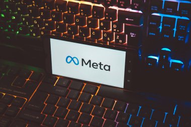 Saraybosna, Bosna-Hersek - 11,03.2021: Meta logosu ve Facebook 'ta cep telefonunda yeni isim ve logo Meta' ya yeniden markalaşma