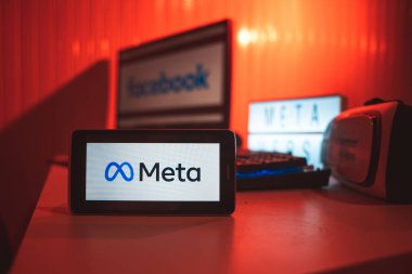 Saraybosna, Bosna-Hersek - 11,04,2021: Meta logosu ve Facebook cep telefonunda yeni isim ve logo Meta 'ya yeniden markalaşma