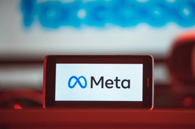 Saraybosna, Bosna-Hersek - 11,04,2021: Meta logosu ve Facebook cep telefonunda yeni isim ve logo Meta 'ya yeniden markalaşma