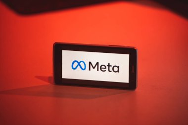 Saraybosna, Bosna-Hersek - 11,04,2021: Meta logosu ve Facebook cep telefonunda yeni isim ve logo Meta 'ya yeniden markalaşma