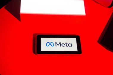 Saraybosna, Bosna-Hersek - 11,04,2021: Meta logosu ve Facebook cep telefonunda yeni isim ve logo Meta 'ya yeniden markalaşma