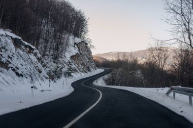 Avrupa 'da karla kaplı dağlarda boş bir yol