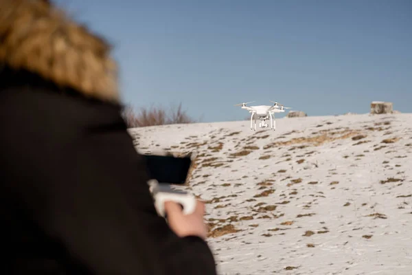 Dron Operator Trzymający Kontroler Rękach — Zdjęcie stockowe