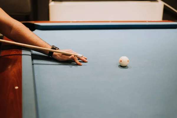 Mão Com Objetivo Bater Bola Branca Bilhar Piscina Bolas — Fotografia de Stock