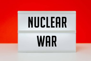 Kırmızı arkaplan üzerine nükleer savaş metni