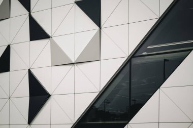 Siyah ve beyaz üçgen şekilli modern mimari