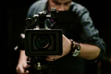 Kameralı profesyonel fotoğrafçı 