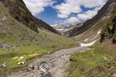 Himalaya dağlarının vadilerinden akan buzuldan çıkan bir nehir.