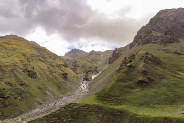 Dhouladhar himalaya sıradağlarındaki dağ vadileri