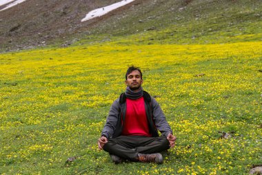Dağların ortasında meditasyon yapmak.