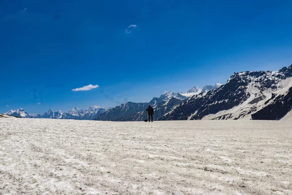 Himalaya Dağlarında Tek Başına Yürüyen Bir Insan — Stok fotoğraf