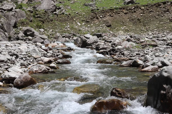 Ένα Ποτάμι Που Ρέει Στην Κοιλάδα Στο Βαθύ Δάσος Στα — Φωτογραφία Αρχείου