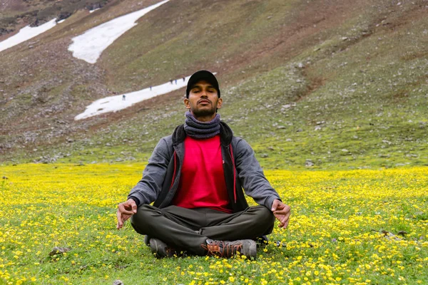 山の中で自然の中で瞑想 — ストック写真