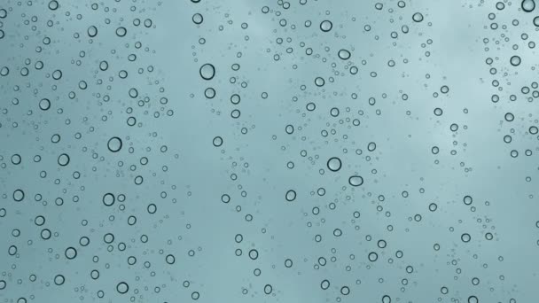 早上把雨滴贴在汽车的挡风玻璃上 云彩斑斑的雨滴 — 图库视频影像