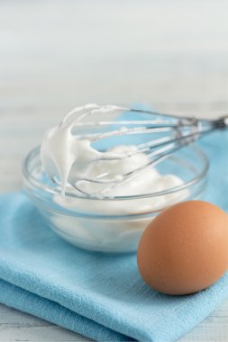 dövülmüş yumurta akı