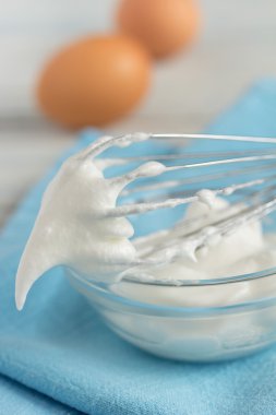 dövülmüş yumurta akı