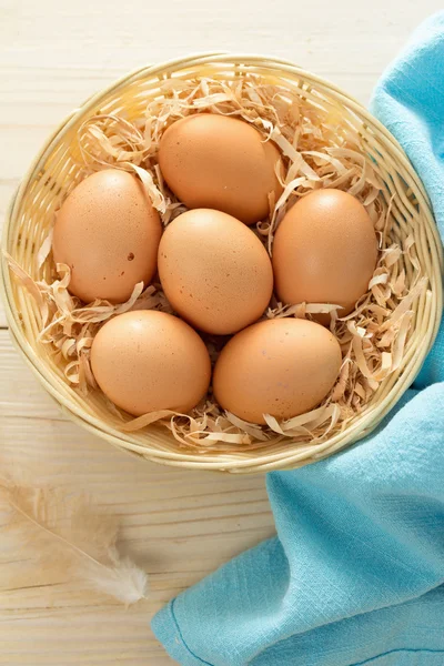 Korb mit braunen Eiern — Stockfoto