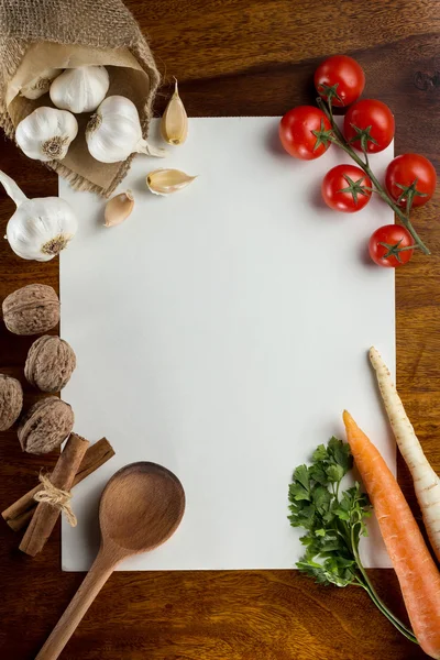 野菜と紙とスパイス — ストック写真