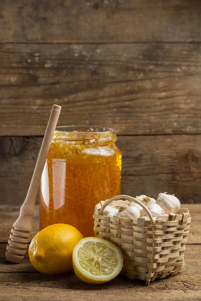 Limone, aglio e barattolo di miele — Foto Stock