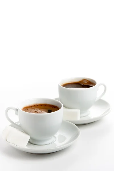 Две чашки кофе с кубиками сахара — стоковое фото