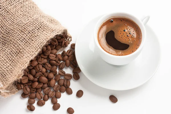 Кофейная чашка с джутом и кофейными зёрнами — стоковое фото