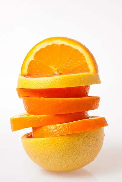 Arranjo de frutas frescas, fatias de laranja e toranja — Fotografia de Stock
