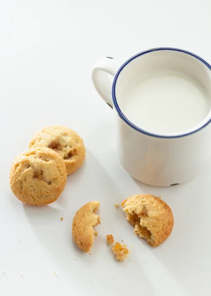 Milch und Kekse — Stockfoto