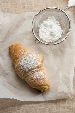 Yeni pişmiş kruvasan.