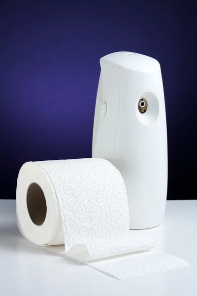 Туалетная бумага и освежитель воздуха — стоковое фото