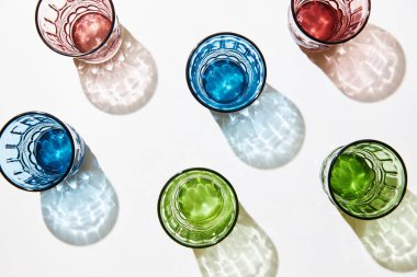 Güneş ışığında gölgeli renkli gözlükler.. 