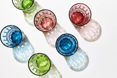 Güneş ışığında gölgeli renkli gözlükler.. 