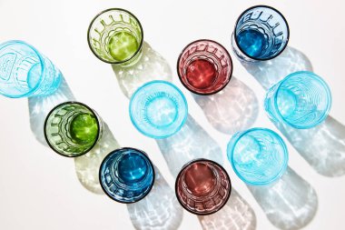 Güneş ışığında gölgeli renkli gözlükler.. 