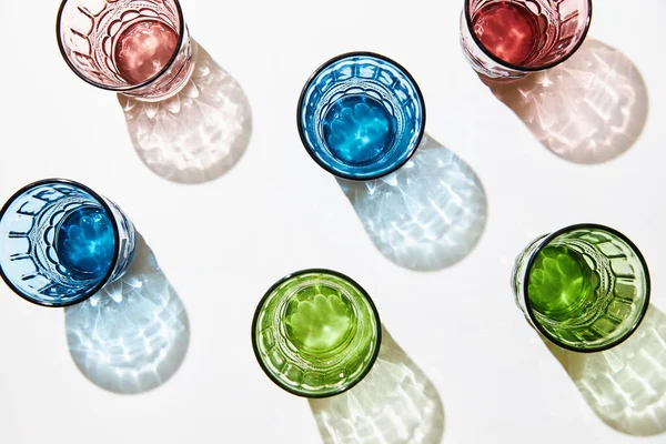 Güneş ışığında gölgeli renkli gözlükler.. 