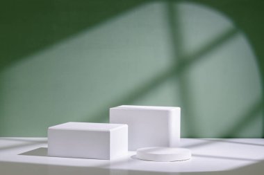 Kozmetik ürünleri için gölgeler ve ışık içeren modern geometrik bir vitrin. Model.