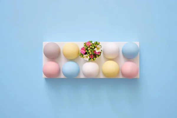 Colorful Easter Eggs Spring Flowers Blue Background Flat Lay Top — Stock Photo, Image