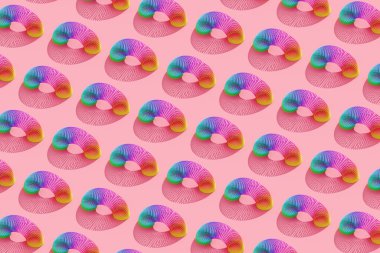 Pembe arka planda renkli plastik oyuncak deseni.