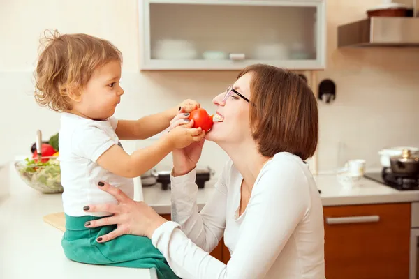 Szczęśliwa matka z dzieckiem w kuchni — Zdjęcie stockowe