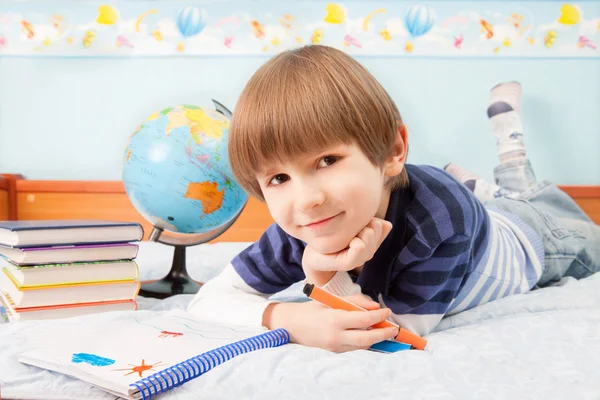 O menino com livros e caderno — Fotografia de Stock