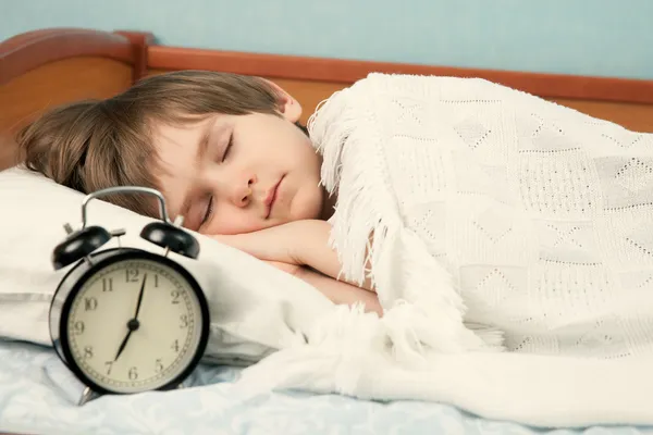 Durmiendo niño y despertador — Foto de Stock