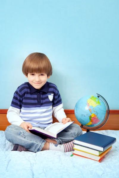 Хороший мальчик с открытой книгой — стоковое фото