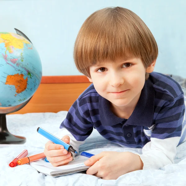 The child with notebook and felt pens — Stock Photo, Image