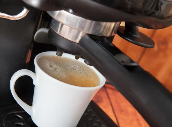 Preparação de café expresso por cafeteira — Fotografia de Stock