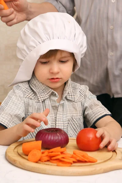Мальчик на кухне — стоковое фото