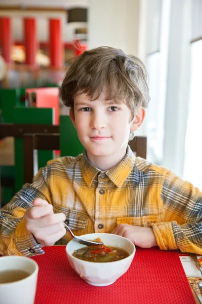 De jongen eet Aziatische soep — Stockfoto