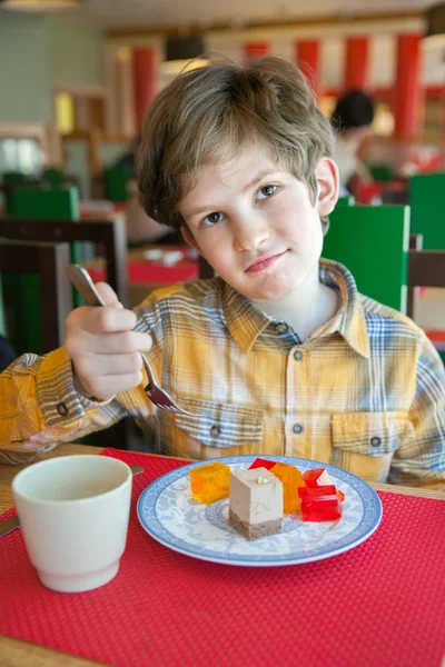 Grillige jongen in restaurant — Stockfoto